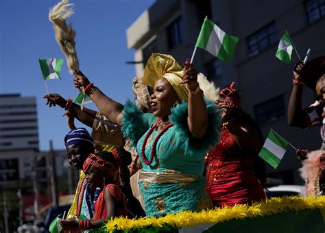 Nedlagdningsceremonin för den nigerianska nationella fotbollslaget 2013: En dag för eufori och förnyelse inom den nigerianska kulturen.