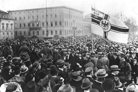 Novemberrevolutionens våldsamma uppror mot det tyska monarkiet och den efterföljande Weimarrepublikens grundande